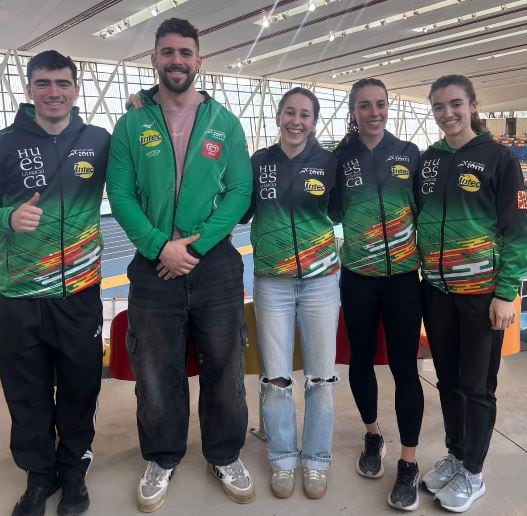Cinco de los siete atletas de Intec Zoiti que participaron en el Campeonato de España Sub 23 de pista cubierta