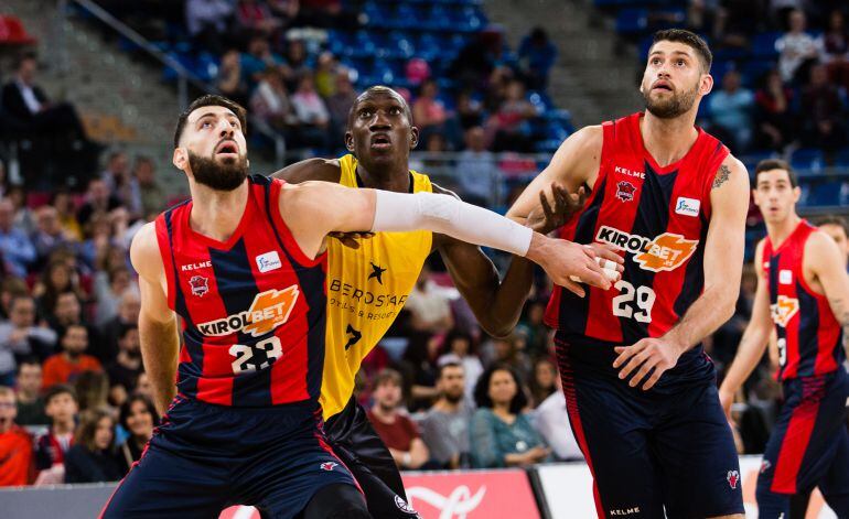 Niang trata de hacerse con un rebote ante Shengelia y Garino