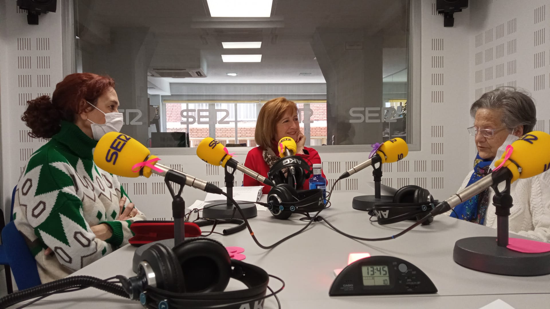 Raquel Gómez ( izquierda) en su última visita a las instalaciones de Radio Puertollano Cadena SER