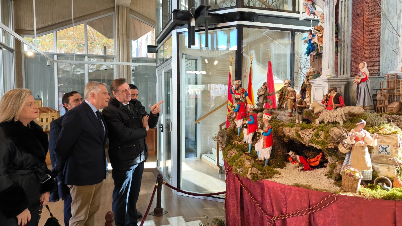 Francisco Cañizares, alcalde de Ciudad Real junto a algunos de los concejales, visitando el belén napolitano de la capital