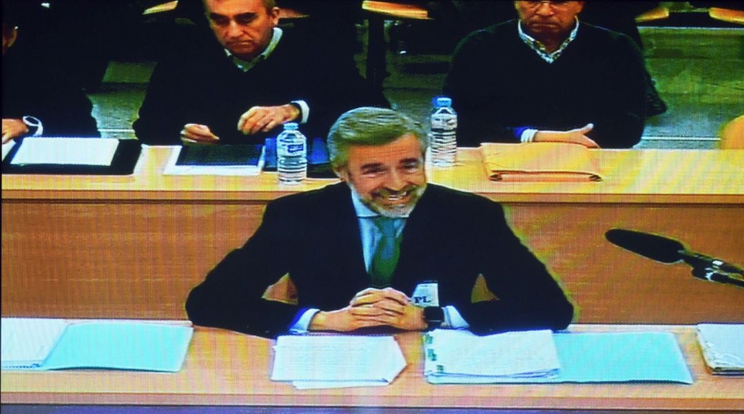 Captura de televisión de la Audiencia Nacional, del exministro del Interior y expresidente de la Comisión de Auditoría Bankia , Ángel Acebes, a quien las acusaciones particulares atribuyen los delitos de falsedad contable y estafa a los inversores, durante su declaración en la Audiencia Nacional en el juicio por la salida a Bolsa de Bankia