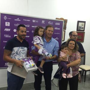 El presidente del Real Ja&eacute;n, Higinio Vilches, junto a los padres que tuvieron que pagar por su beb&eacute; de tres meses en Lucena.