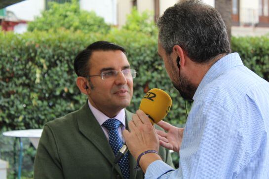 Manuel González Moreno, hermano mayor de La Estrella, atiende a Paco García en el programa Hoy por Hoy Sevilla
