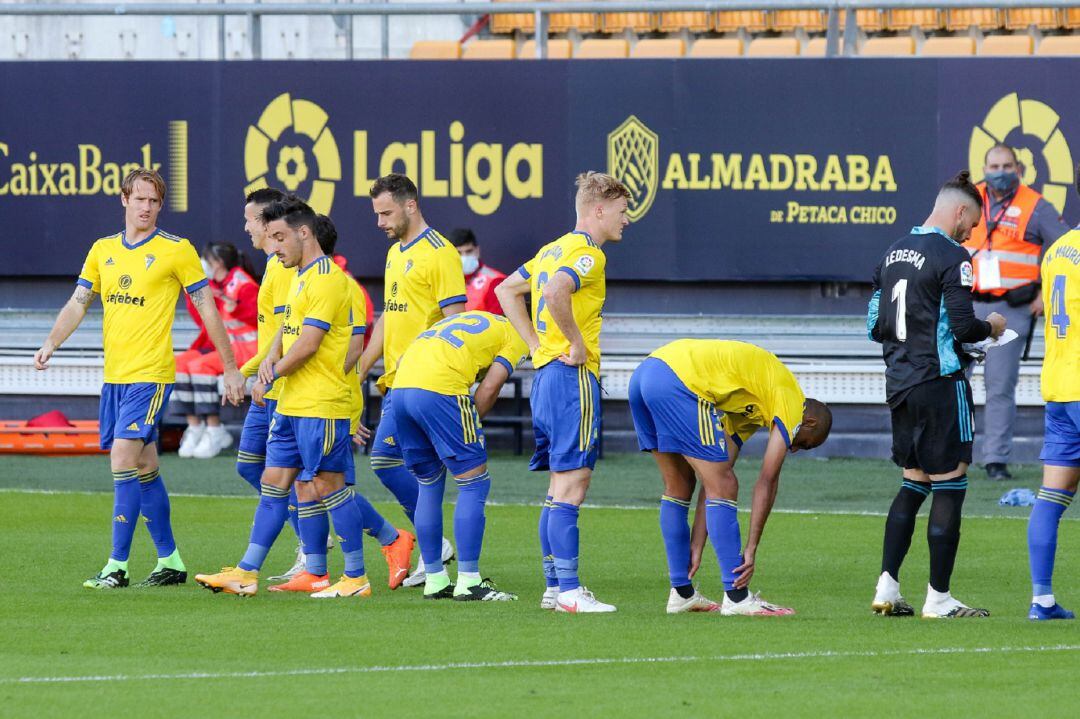 Los jugadores del Cádiz durante el partido ante la Real Sociedad