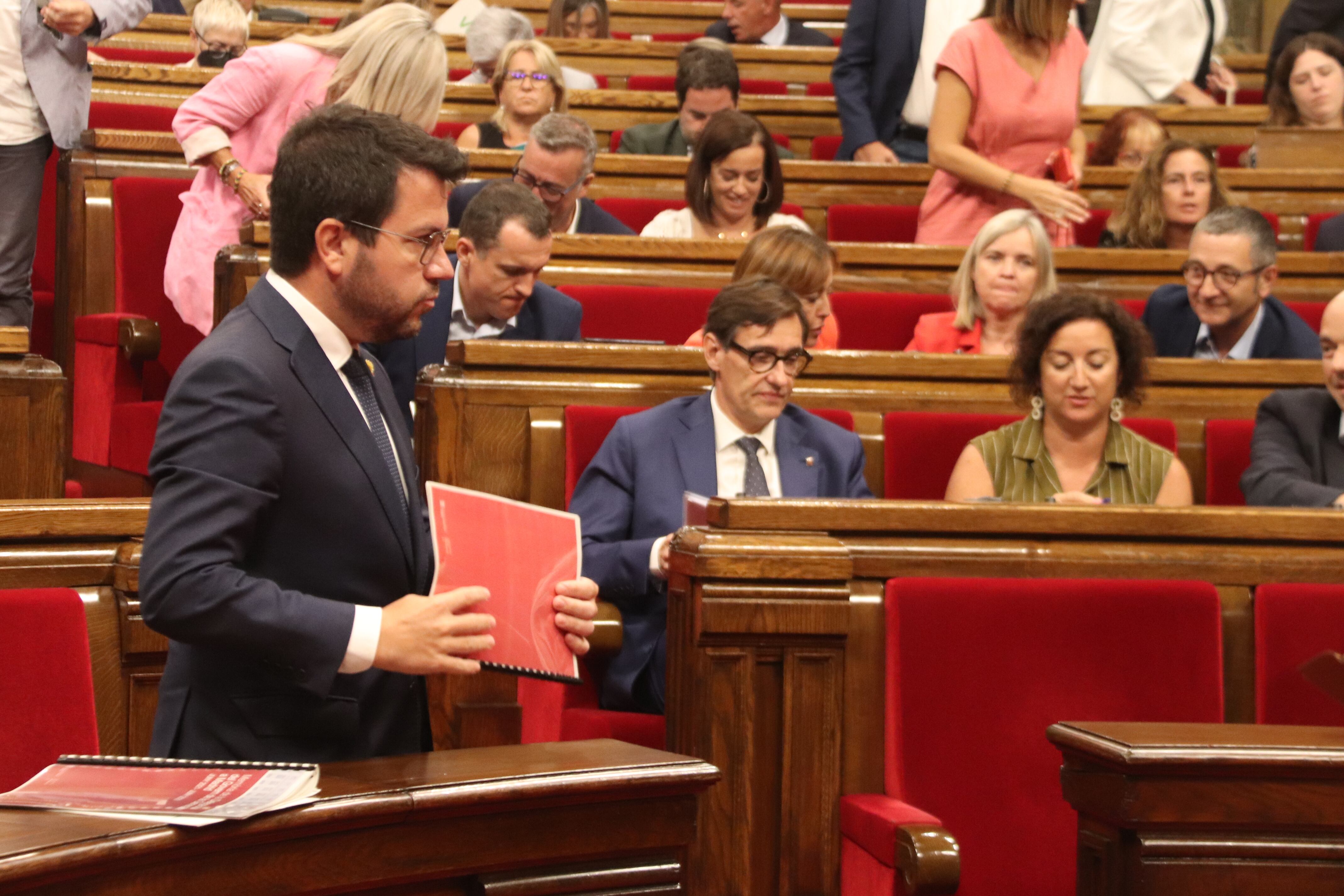 El president de la Generalitat, Pere Aragonès, i, darrere, el líder de l'oposició, Salvador Illa