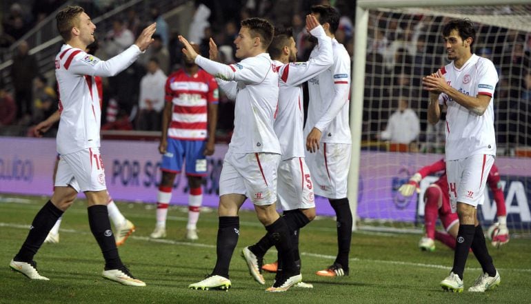 El delantero francés del Sevilla Kevin Gameiro celebra con sus compañeros el gol marcado al Granada.