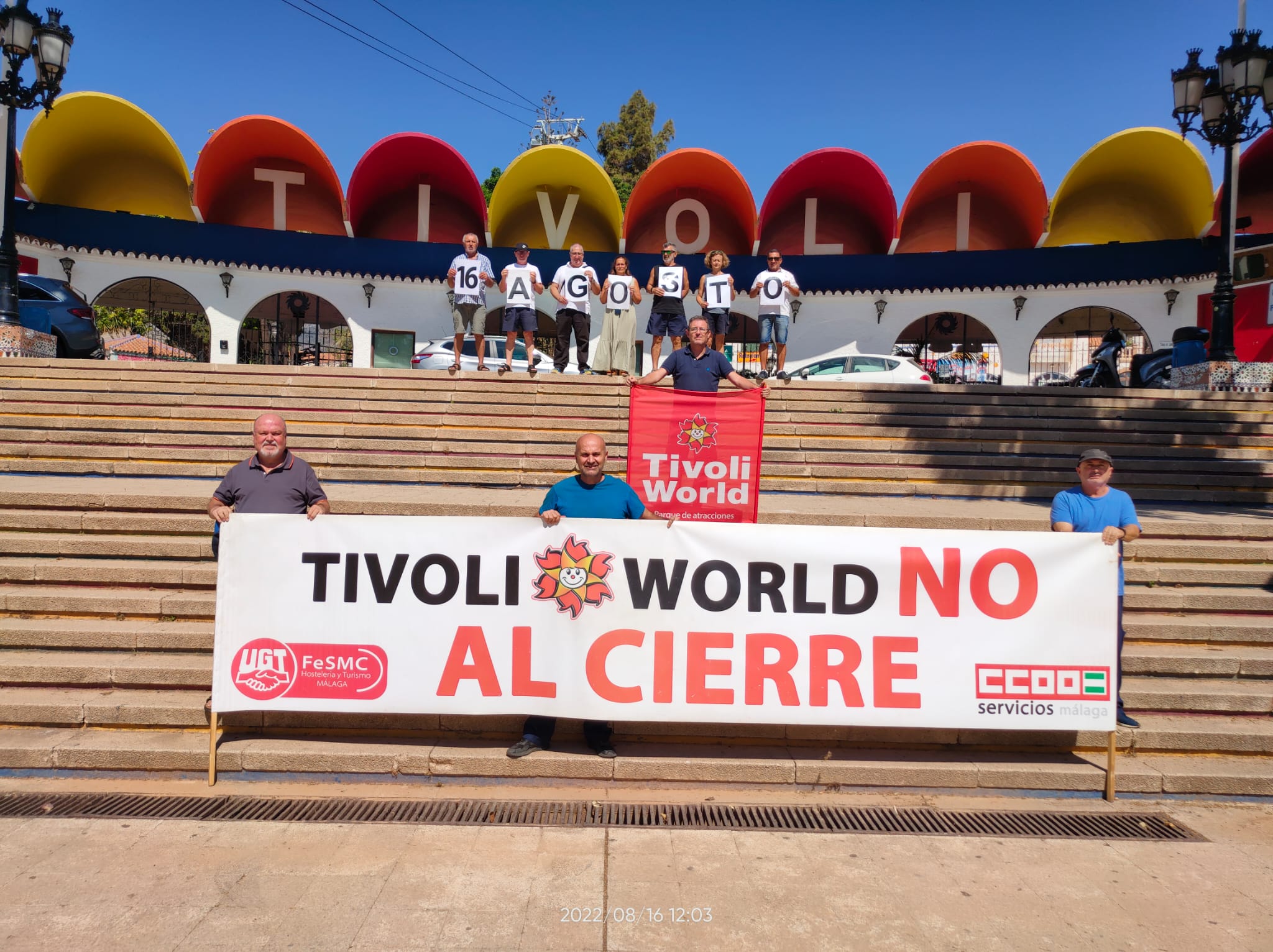 Los trabajadores se concentran cada día, a las 12:00 del mediodía, a las puertas del parque