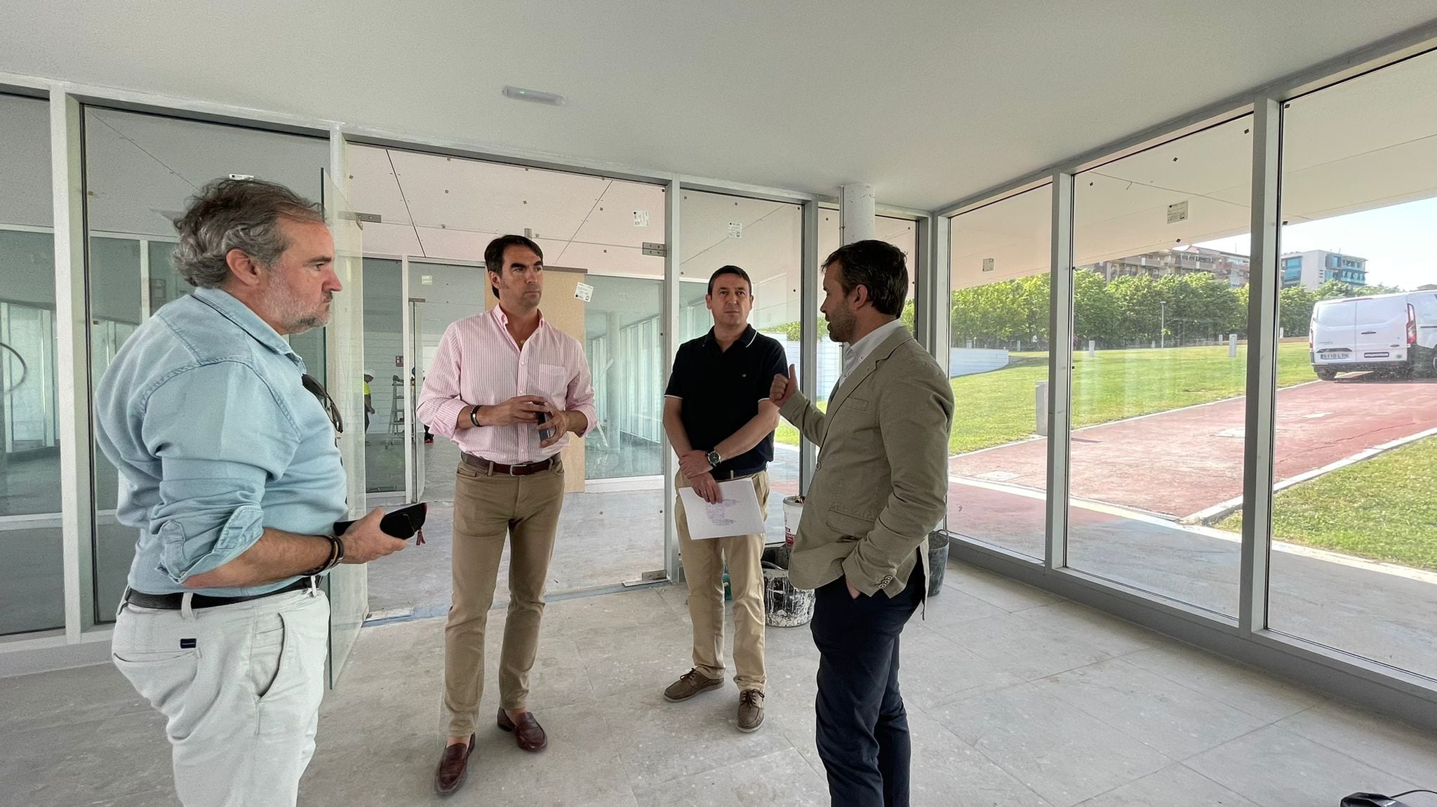 El concejal Paco Lechuga y el alcalde Julio Millán visitan las obras de adecuación de las salas de estudio del Parque Andrés de Vandelvira.