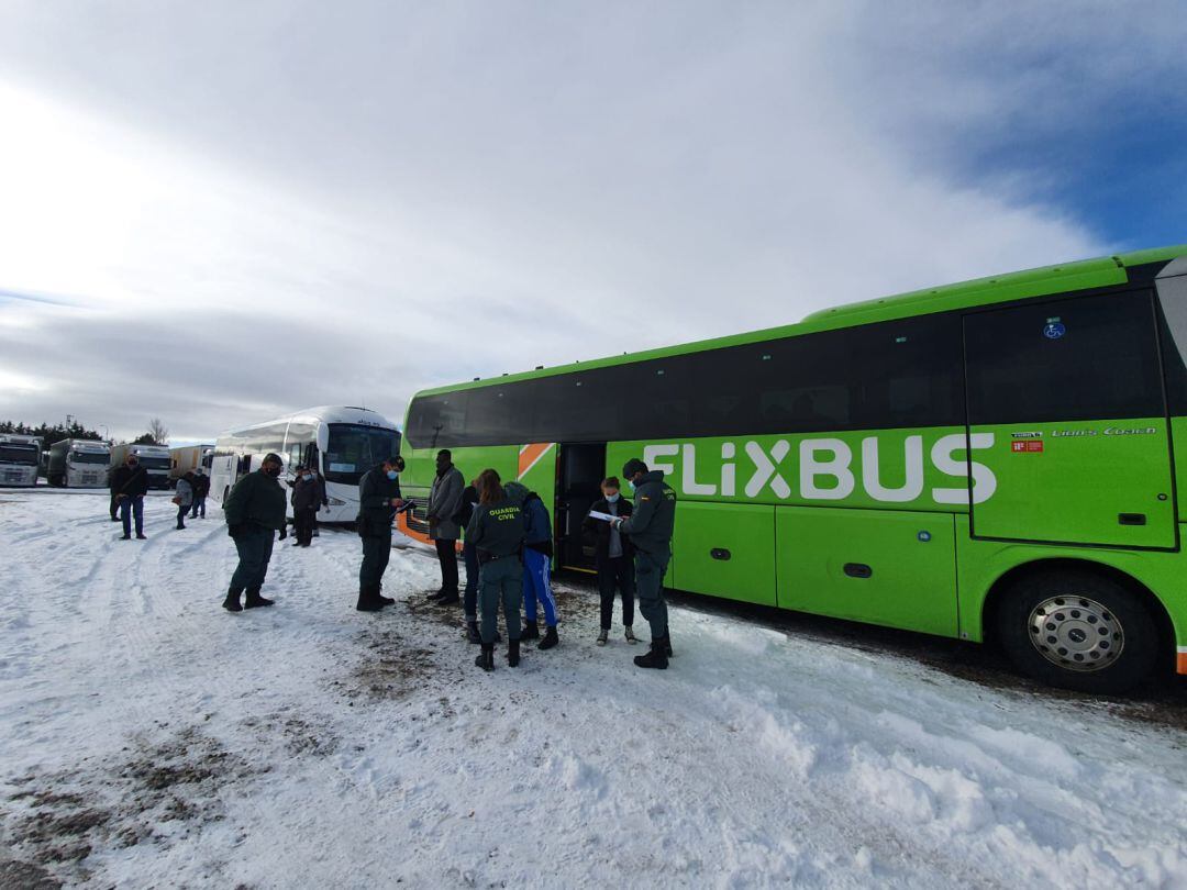 Atienden en Sepúlveda a los pasajeros de un autobús procedente de París retenido por el temporal