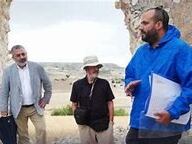 Imagen de archivo de una visita del subdelegado del gobierno con los arqueólogos a los restos de la ermita de San Nicolás de La Sequera de Haza