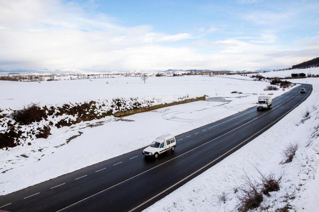 Tránsito de vehículos en la carretera que une Vitoria con Estella (Navarra), este lunes, en el que la red principal vasca de carreteras ha recuperado la normalidad