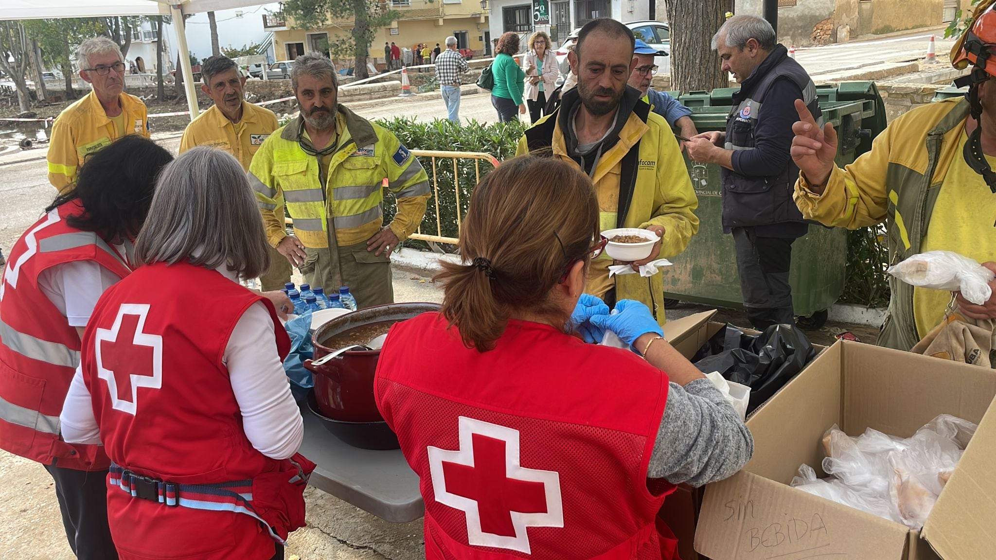 Equipo de asistencia de Cruz Roja en Mira (Cuenca) tras la riada de la dana de octubre de 2024.