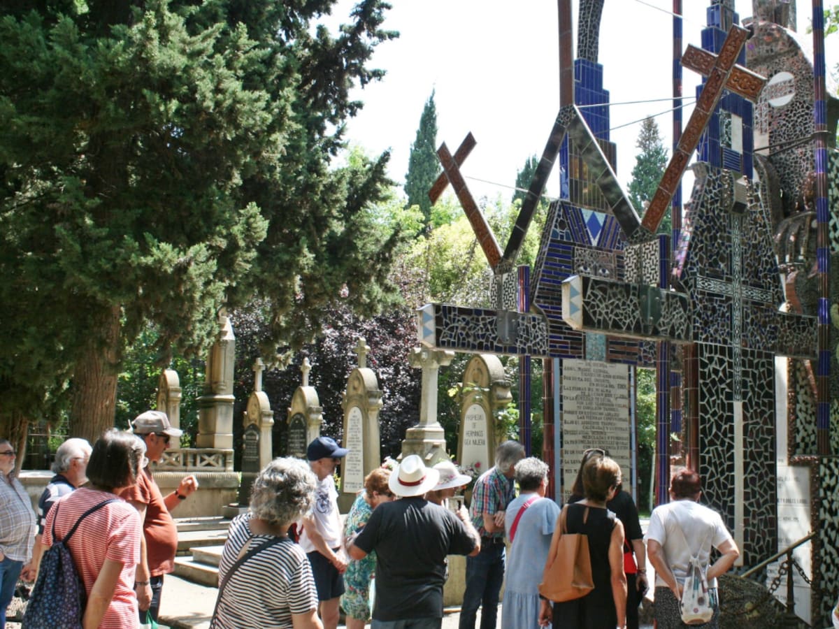 Una sepultura con aires egipcios, una tumba fuera del cementerio y un entierro de pie en La Rioja