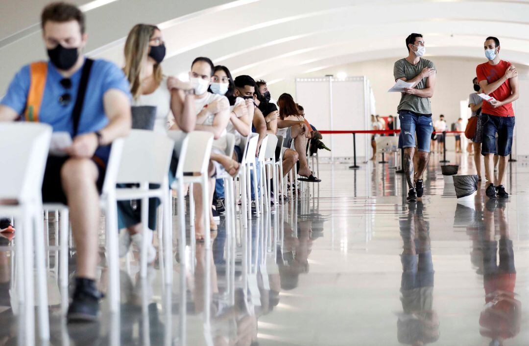 Numerosas personas esperan por si tuvieran alguna reacción tras recivbri su dosis de vacuna este pasado miércoles en la Ciudad de las Artes y las Ciencias de València.