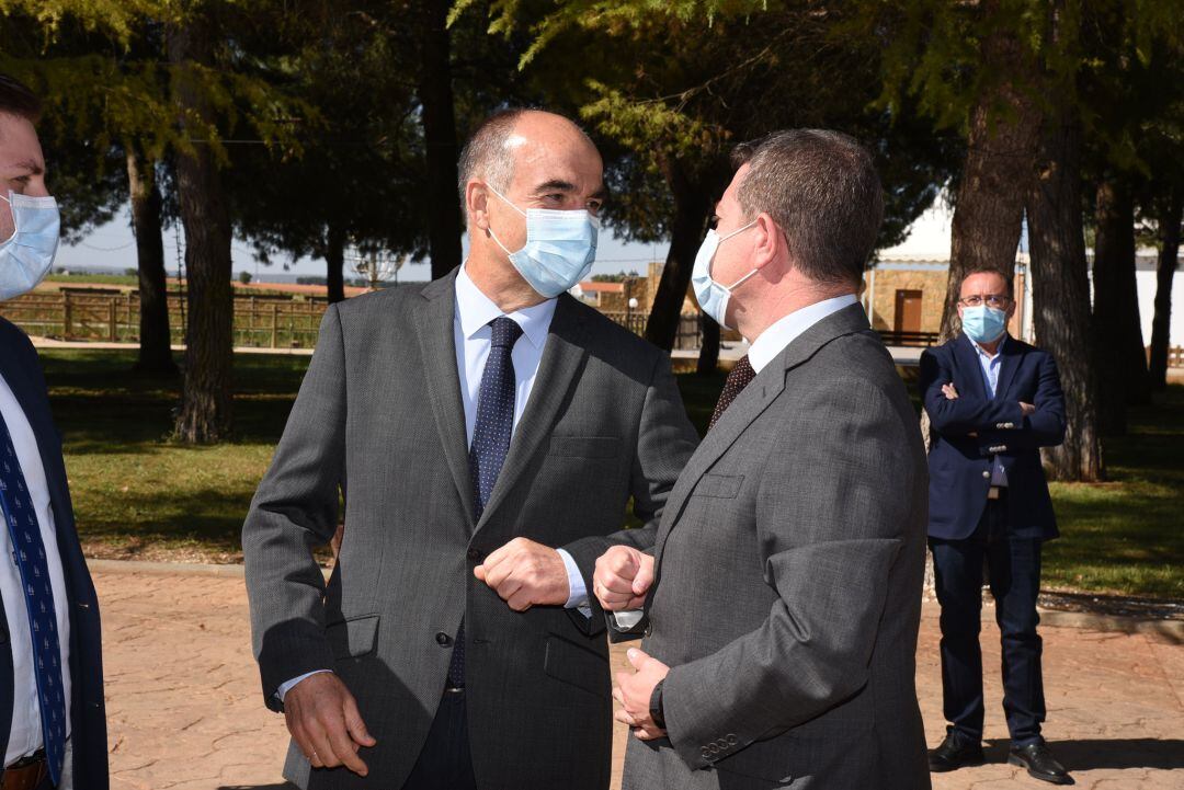 Emiliano García Page, presidente de Castilla-La Mancha, y Valentín Bueno, alcalde de Villarrobledo, se saludan con el codo durante la visita