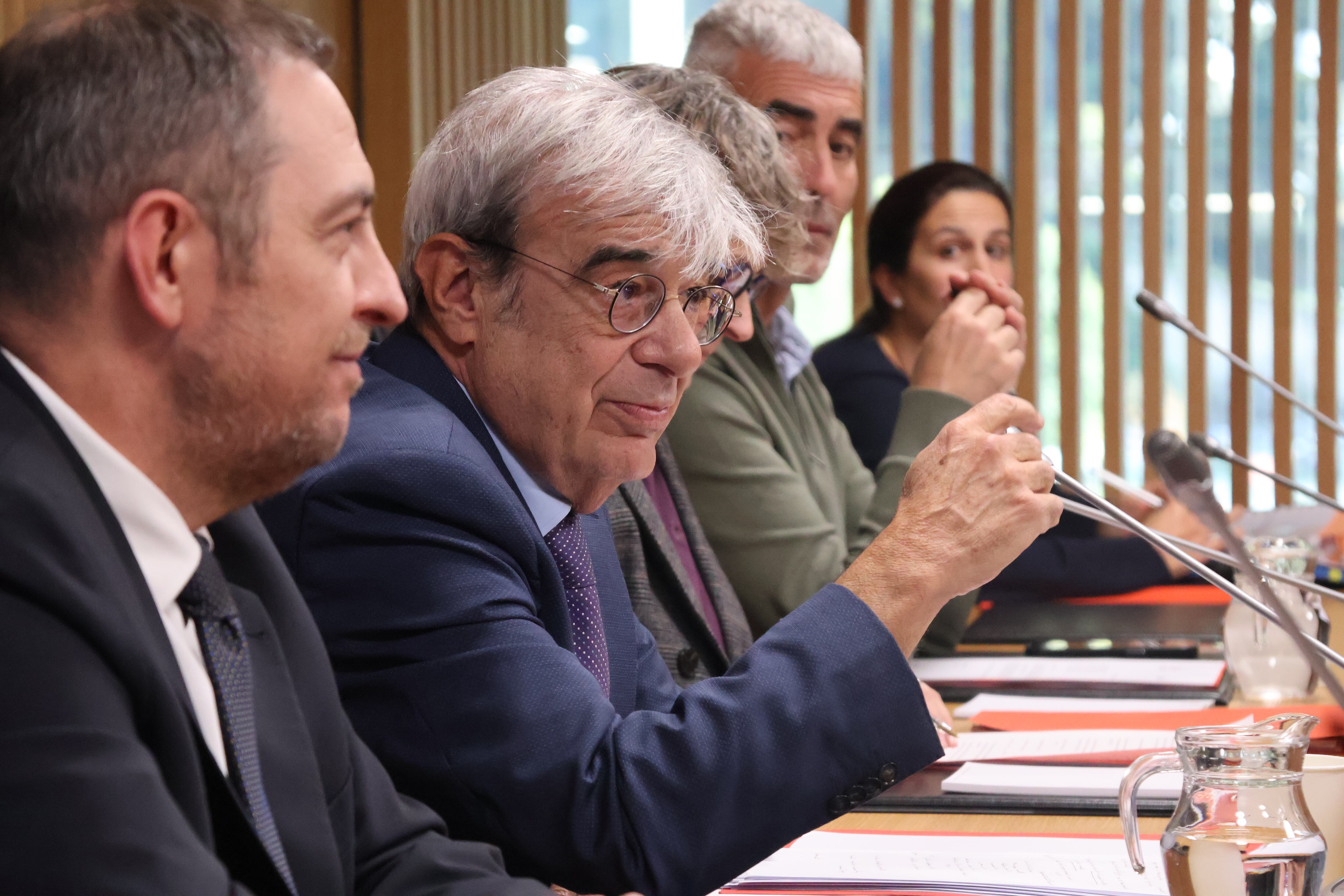 El ministre d'Educació, Ladislau Baró, acompanyat del Secretari d'Estat, Josep Anton Bardina, durant la compareixença d'aquest dimarts al Consell General