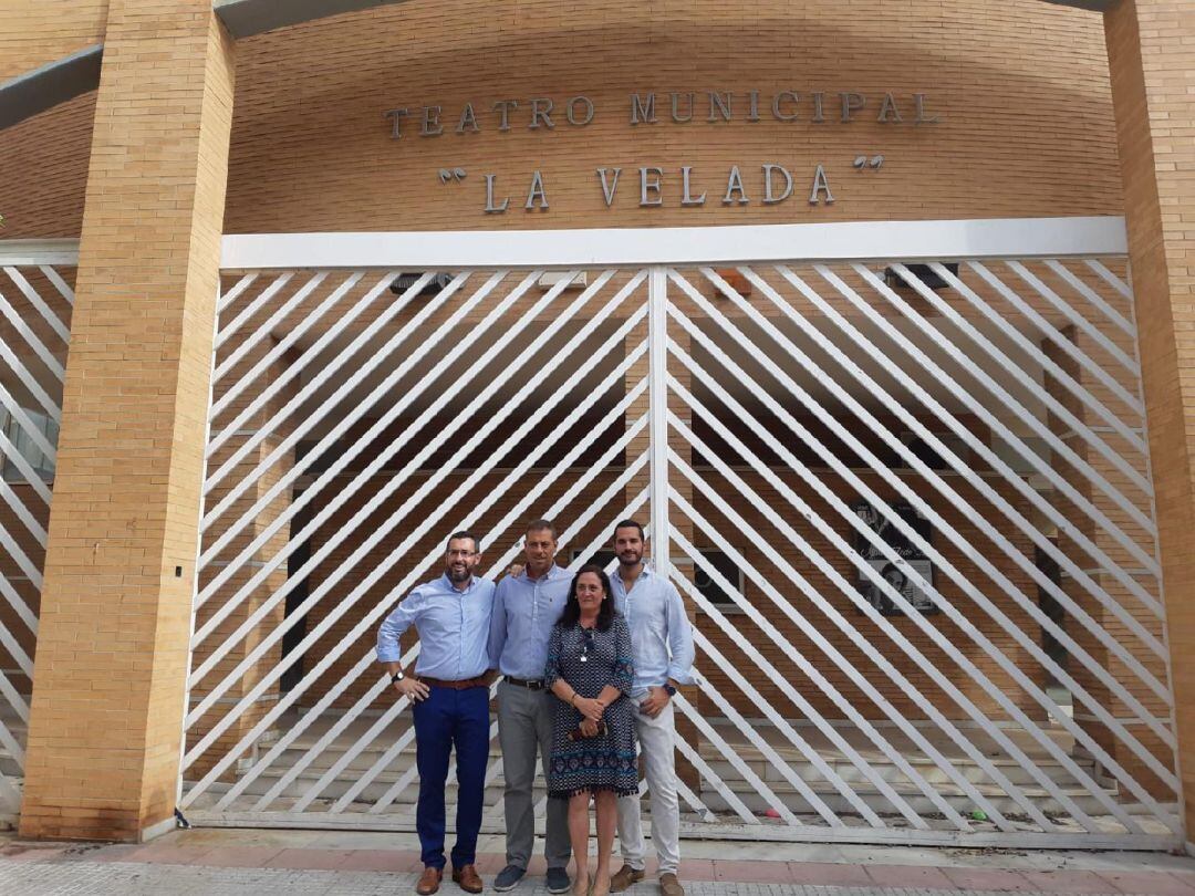 Miembros del Gobierno local linense a las puertas del teatro La Velada