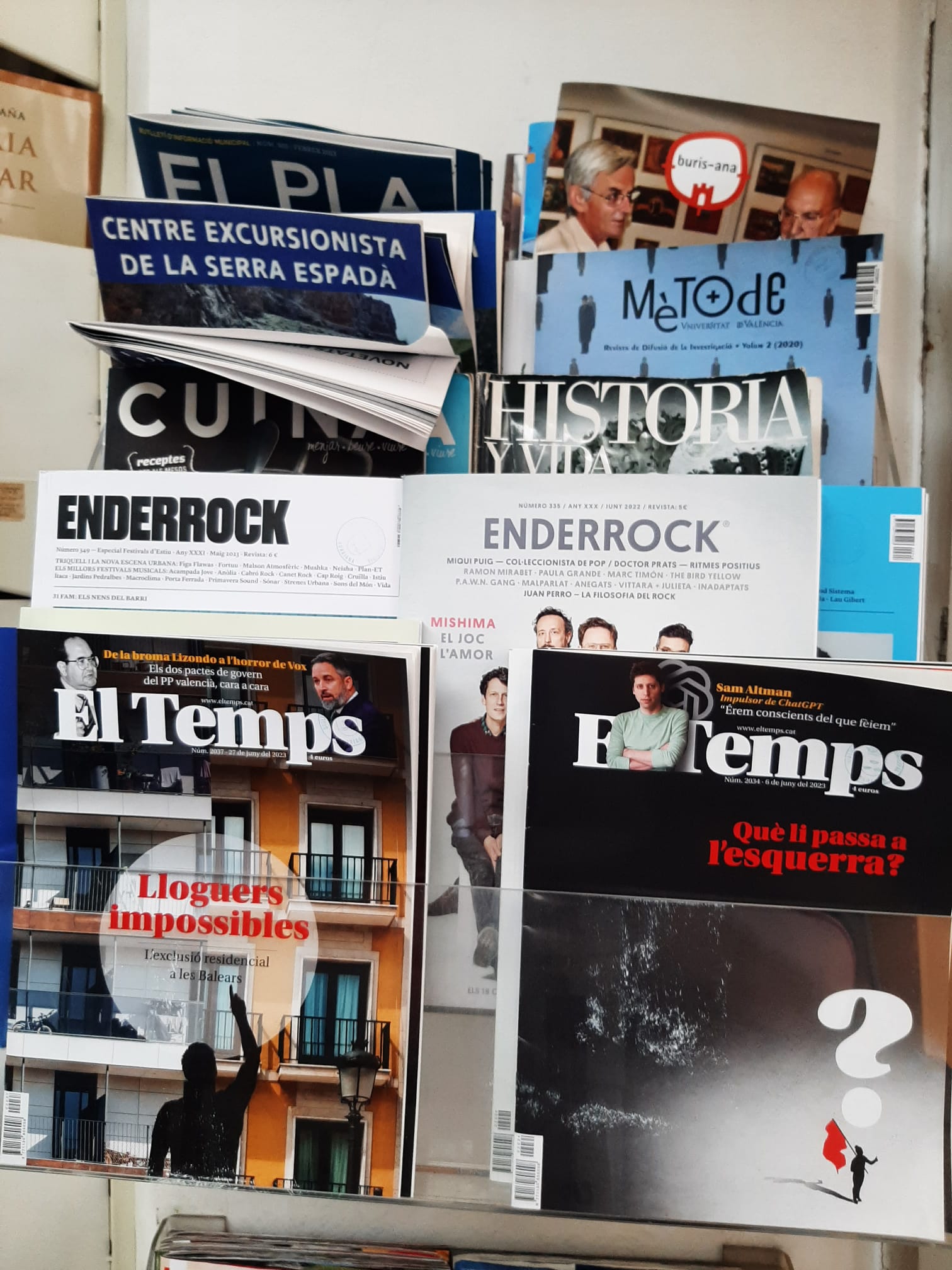 Las cinco revistas que ha prohibido Vox en Borriana en el stan de la biblioteca municipal