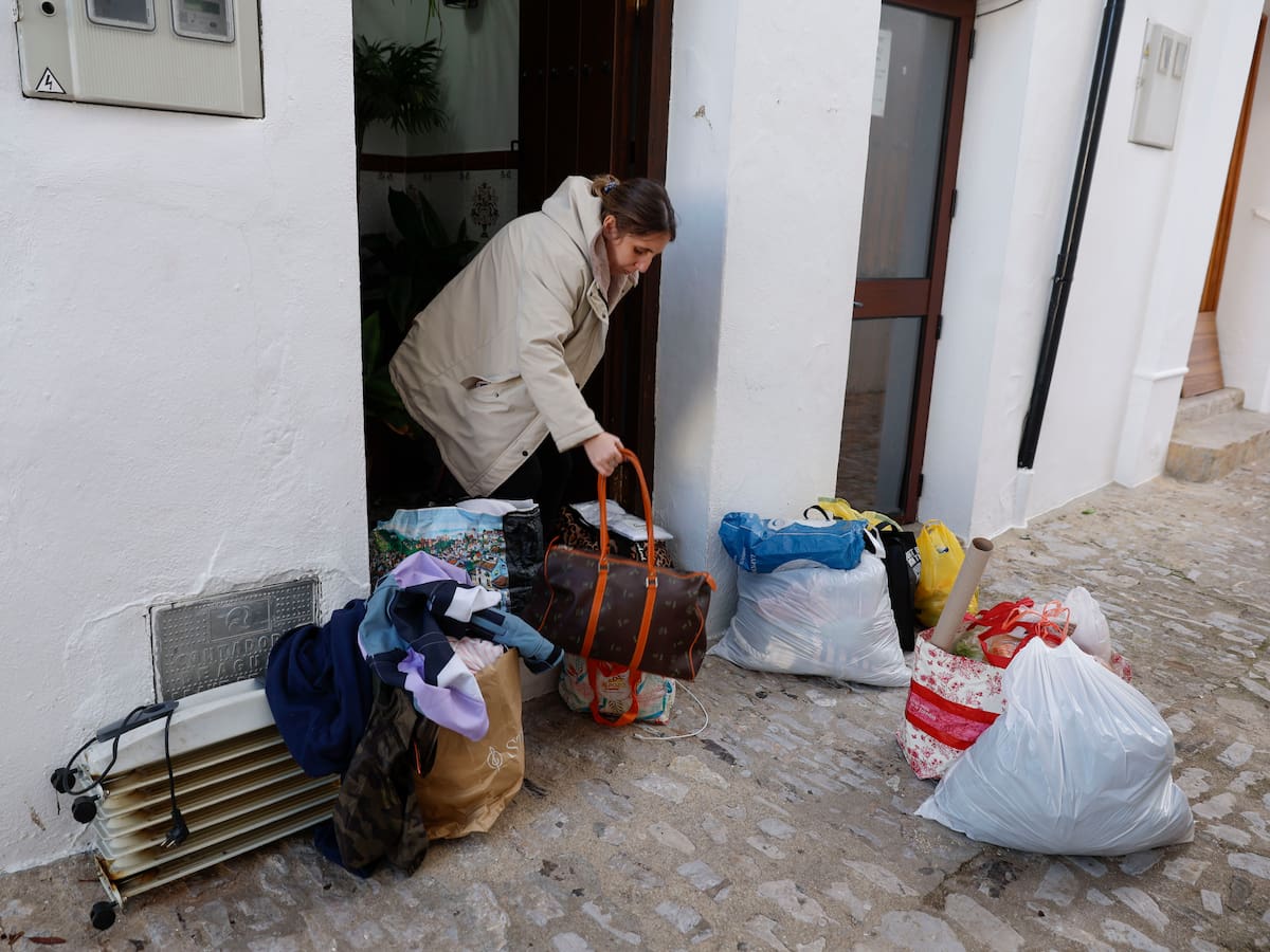 "Tiene muchas ganas de quedarse ya en su camita": la espera del hijo de una vecina de Grazalema para volver a su casa tras el desalojo