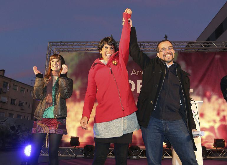 La candidata de Podemos a la Presidencia de la Junta de Andalucía, Teresa Rodríguez, junto al secretario de Organizacion de la formación, Sergio Pascual, durante un mitin hoy en Almería. EFE/Carlos Barba