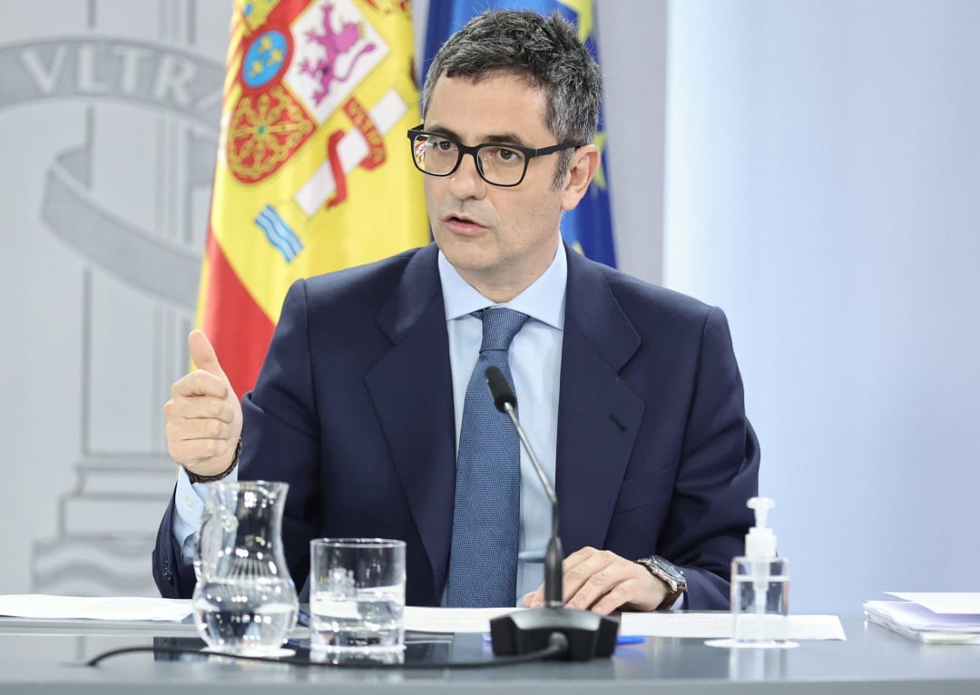 El ministro de la Presidencia, Relaciones con las Cortes y Memoria Democrática, Félix Bolaños, comparece tras una reunión del Consejo de Ministros, en La Moncloa, a 11 de enero de 2022, en Madrid, (España). Esta comparecencia se produce en plena polémica por las declaraciones del Ministro de Consumo sobre la ganadería extensiva. Durante la rueda de prensa han informado, entre otros acuerdos, de la aprobación del Anteproyecto de Ley de Cooperación para el Desarrollo Sostenible y la Solidaridad Global. Un proyecto que adapta el modelo de Cooperación a los paradigmas actuales, alineados con la Agenda 2030, y “convertirá a España país en un referente internacional”.