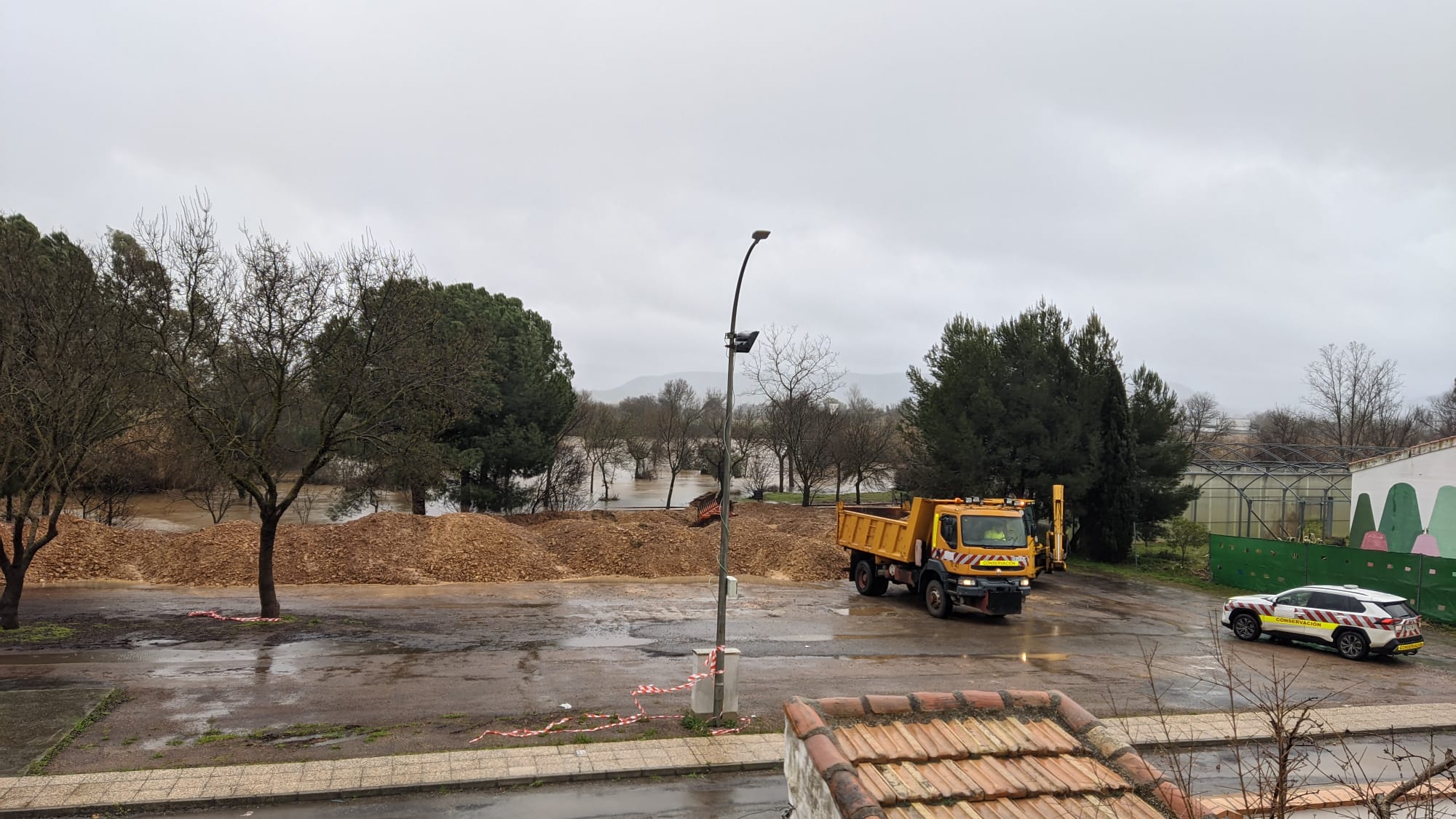 El paso fugaz de la última borrasca reduce las crecidas en El Robledo aunque con los ojos fijos en el embalse de Torre de Abraham