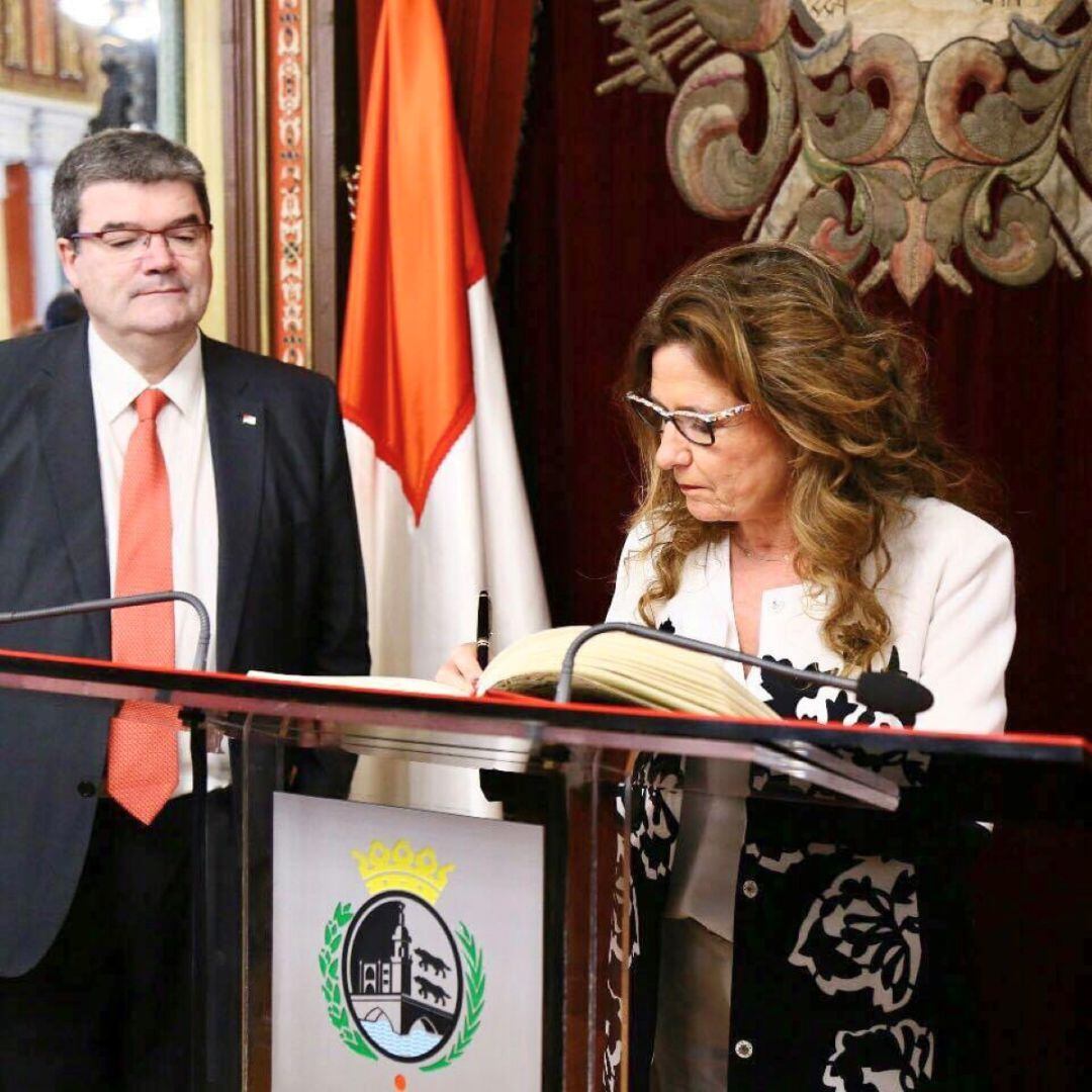 El alcalde Aburto observa a la primera teniente de alcalde, Gotzone Sagarduy