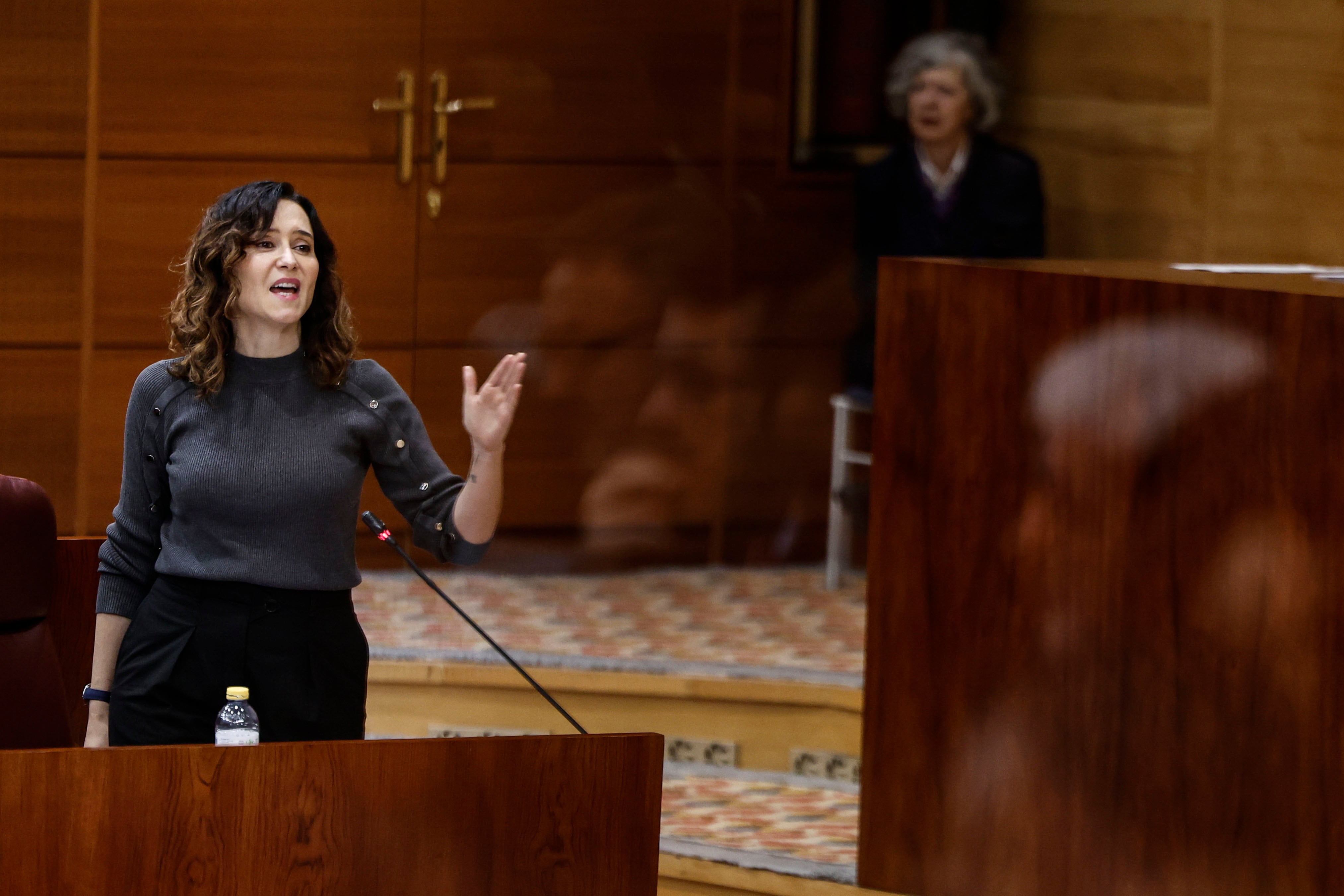 La presidenta de la Comunidad de Madrid, Isabel Díaz Ayuso (d), interviene en el pleno de la Asamblea de Madrid, este jueves. EFE/ Sergio Pérez