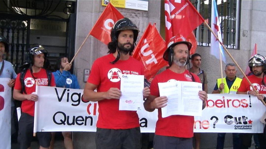 David Álvarez y Miguel Uclés, bomberos de Vigo durante su protesta ante Inspección de Trabajo.