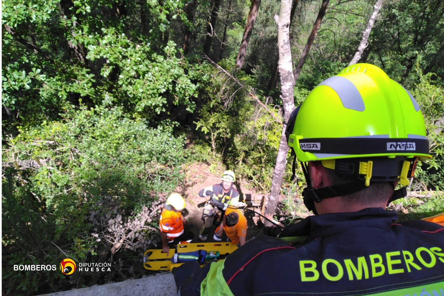 Rescatado un motorista tras caer por un terraplén en la N-260a entre Fiscal y Broto. Foto: Bomberos DPH.