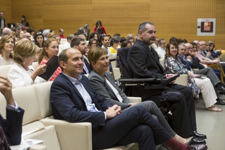 Uxue Barkos, presidenta foral y Javier Miranda, presidente de la Fundación Caja Navarra