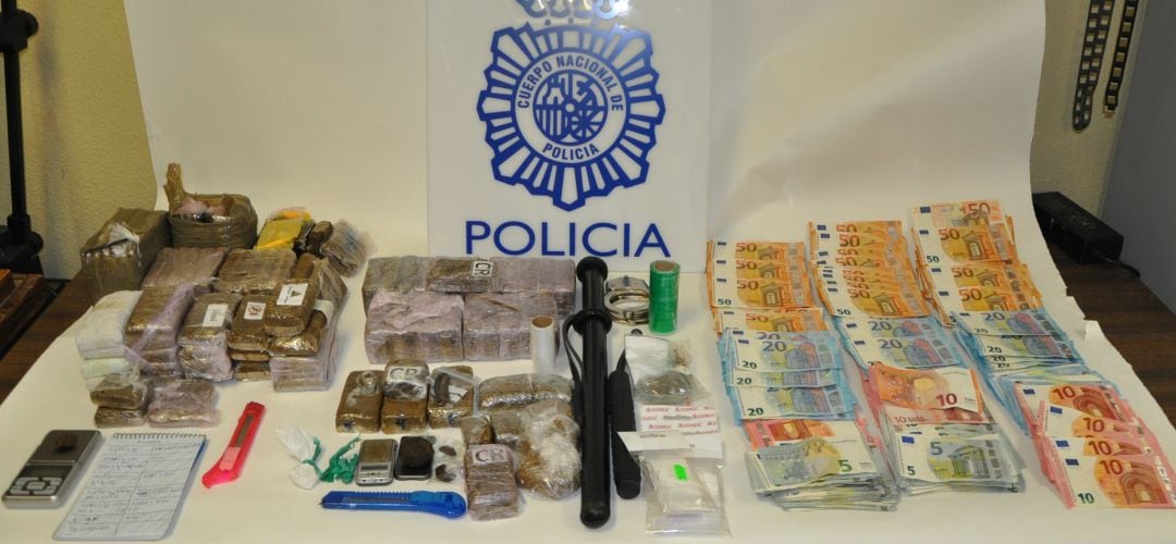 Los agentes se incautaron de diez kilos de hachís y miles de euros en efectivo