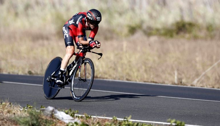 Samuel Sánchez moviendo su bicicleta en la crono con meta en Calpe