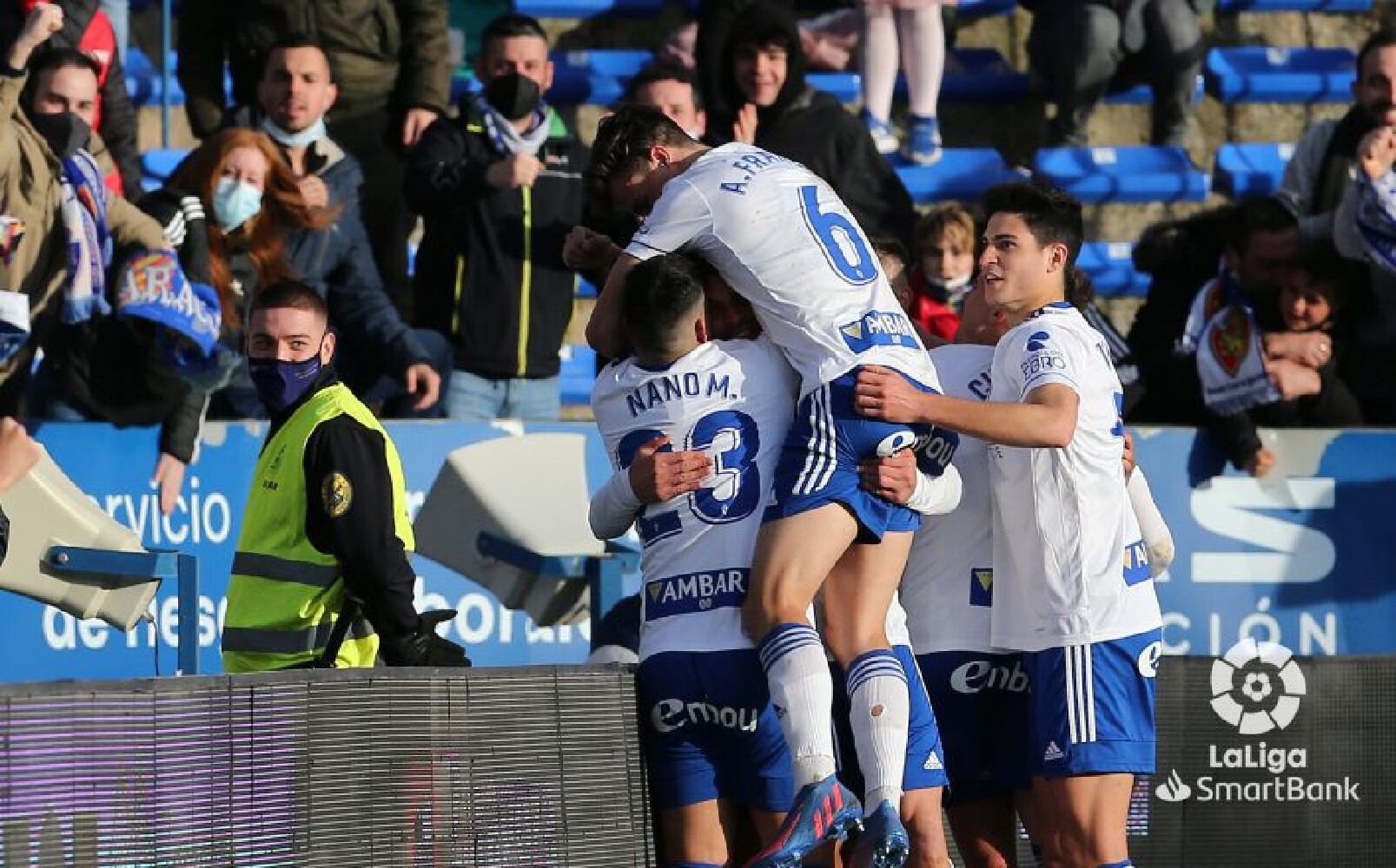 Los jugadores celebran el gol de Álvaro