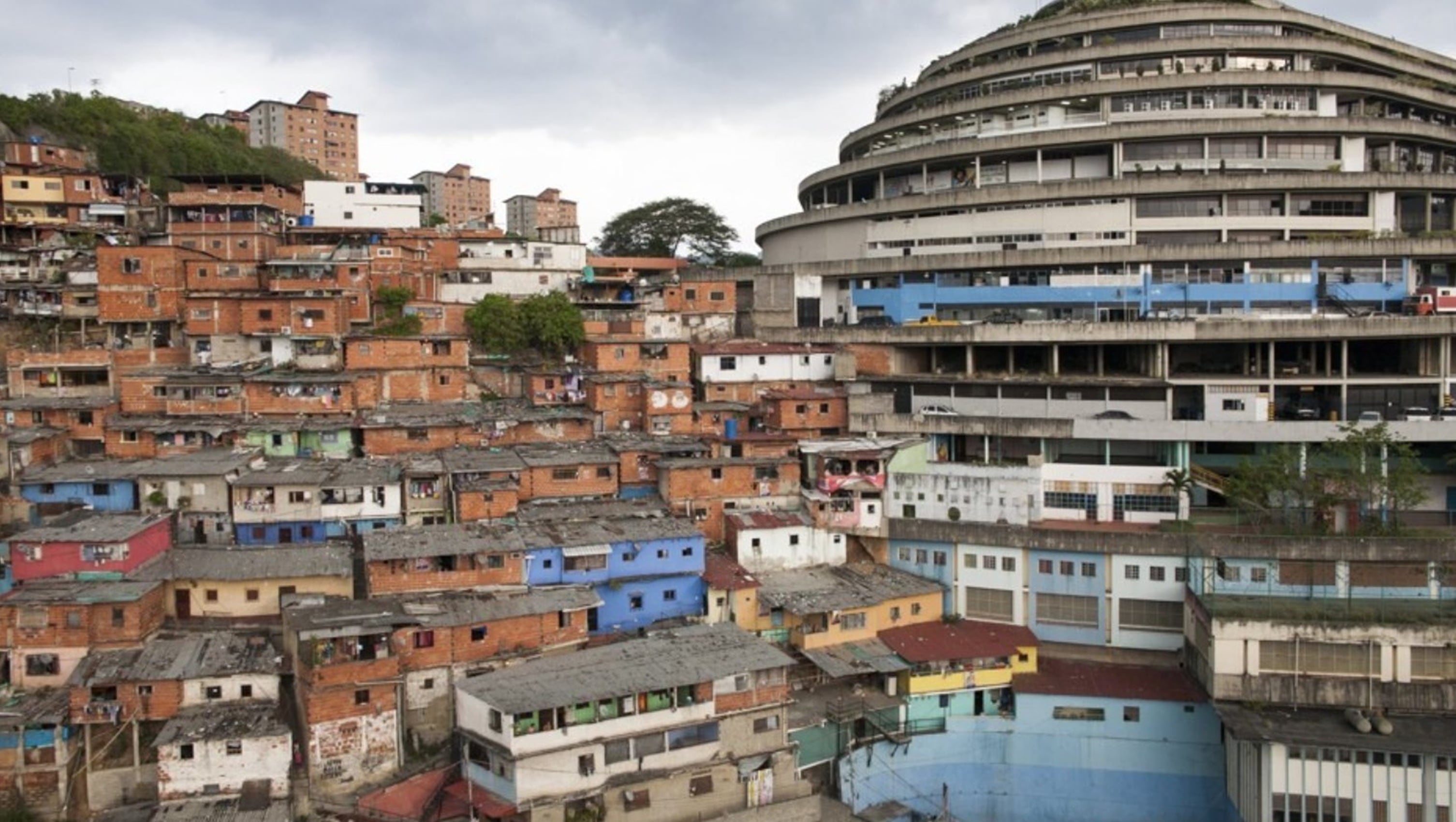 El Helicoide ocupado por personas sin hogar en Caracas