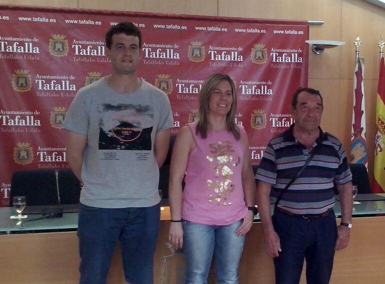 De izquierda a derecha: Iker Arregui (El Aguazón), Amaia Arregui (Grupo de Danzas) y Demetrio Lacunza (El Aguazón)