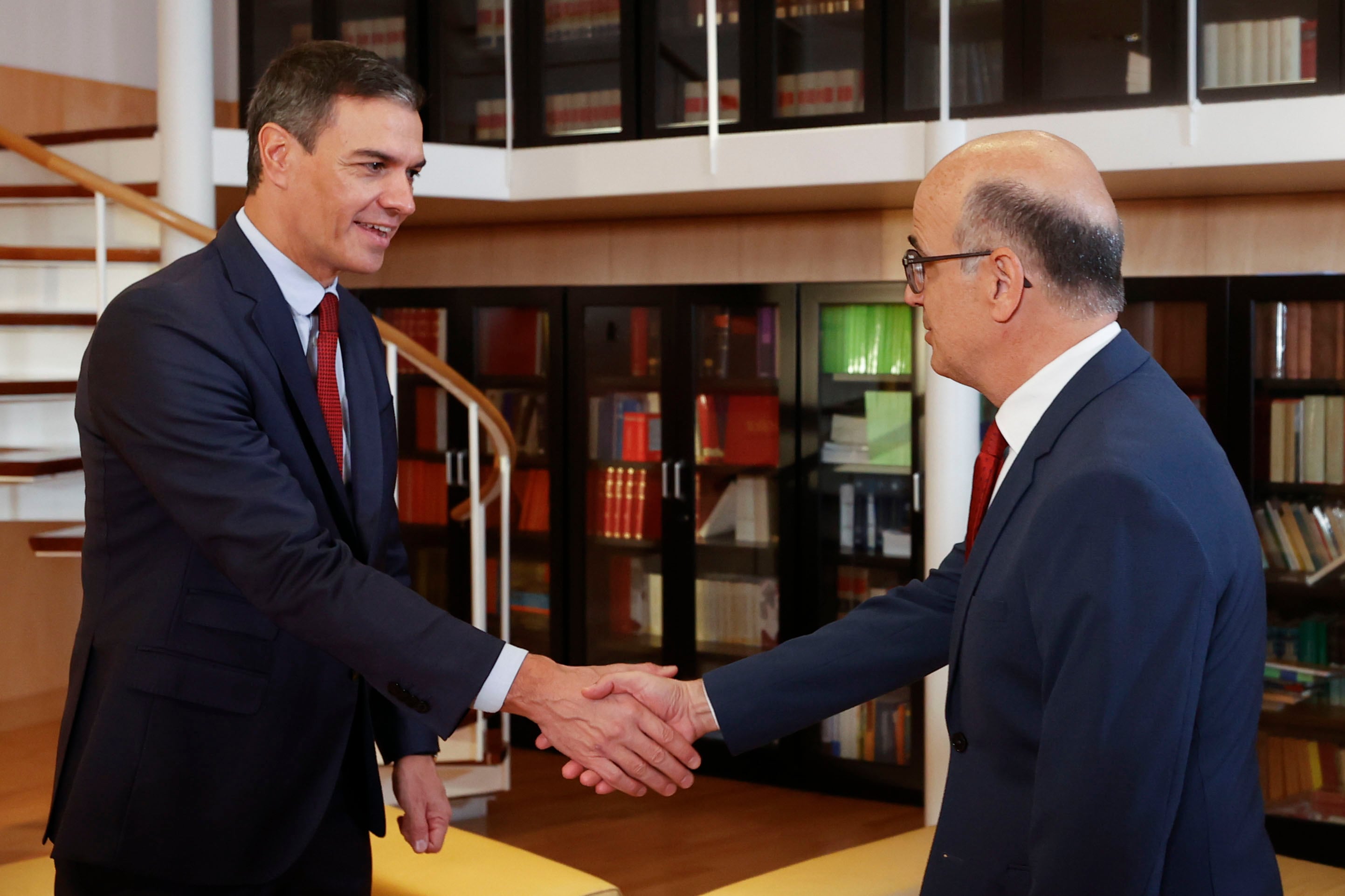 El secretario general del PSOE y presidente del Gobierno en funciones, Pedro Sánchez (i), se reúne este miércoles con el diputado de UPN Alberto Catalán, dentro de la ronda de contactos para lograr su investidura