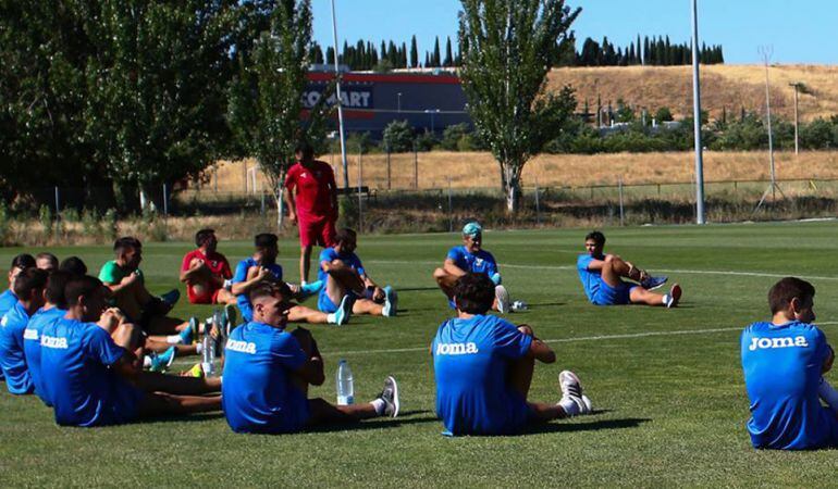 Los jugadores del C.D. Leganés durante una de las sesiones de entrenamiento en las instalaciones de Butarque