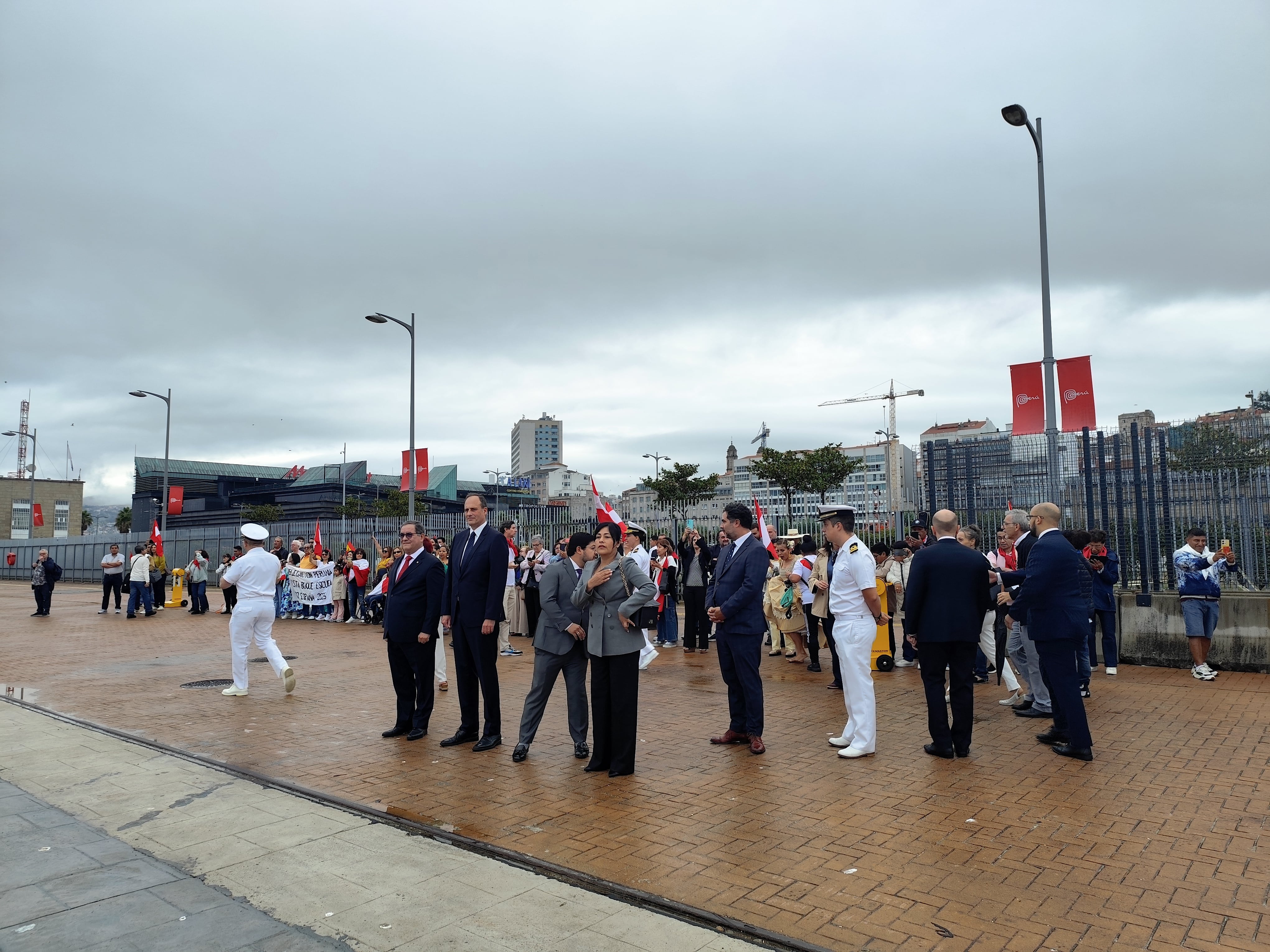 Homenaje en el Puerto de Vigo con el Embajador de Perú