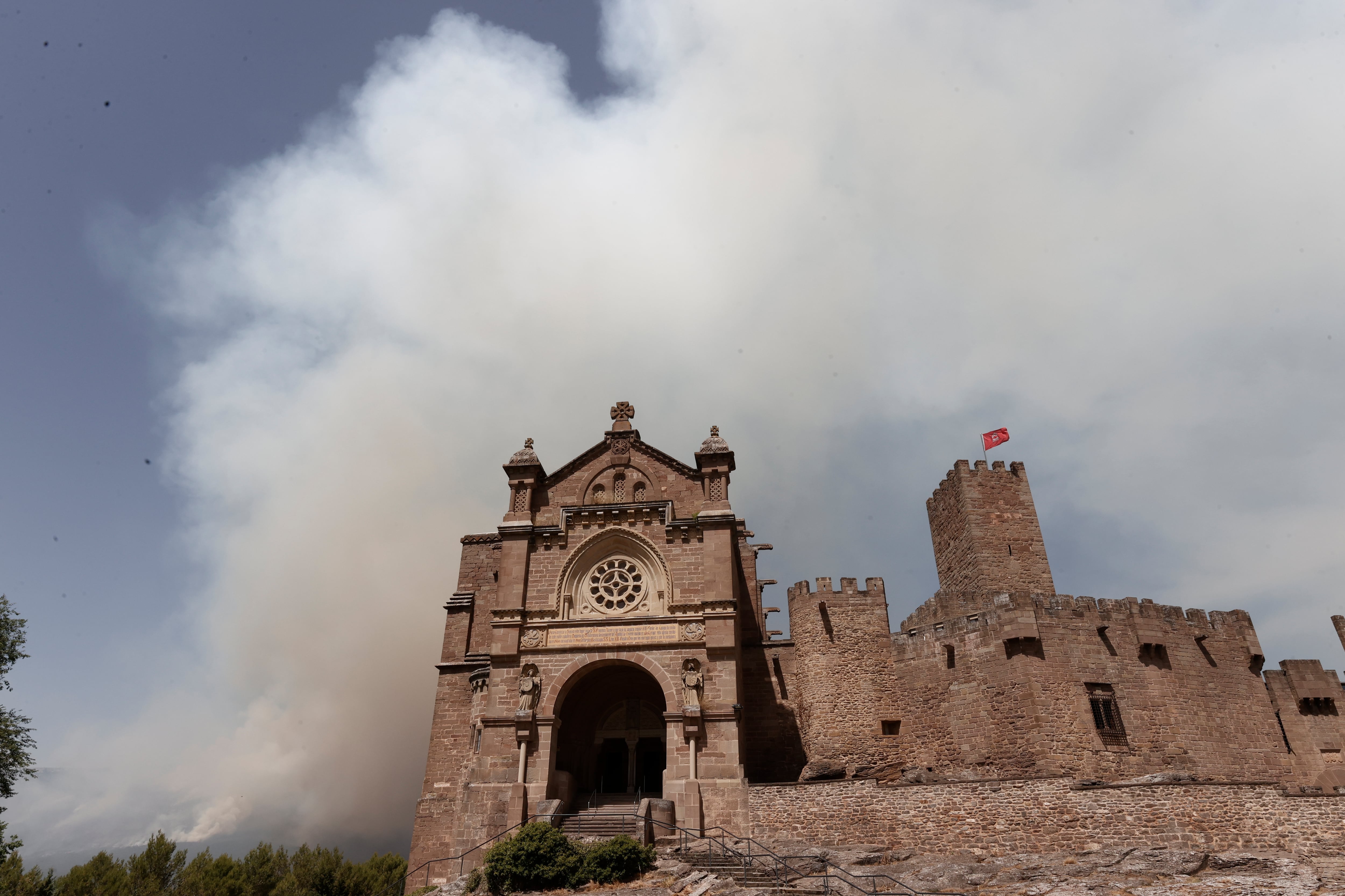 Vista general del incendio este miércoles en la localidad navarra de Javier