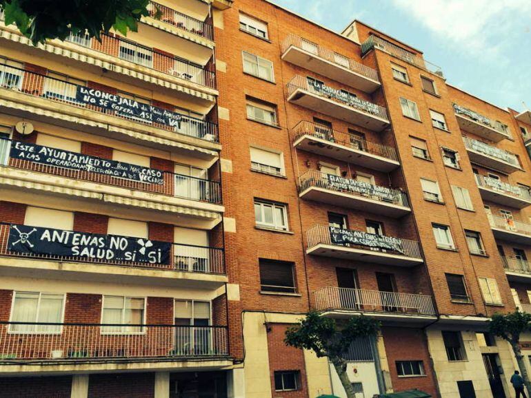 Fachada de edificios de la calle Salvino Sierra con pancartas contra las antenas instaladas en el bloque número 2. 