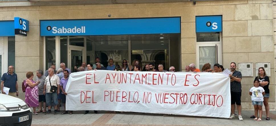 Protesta ante el Ayuntamiento de La Unión