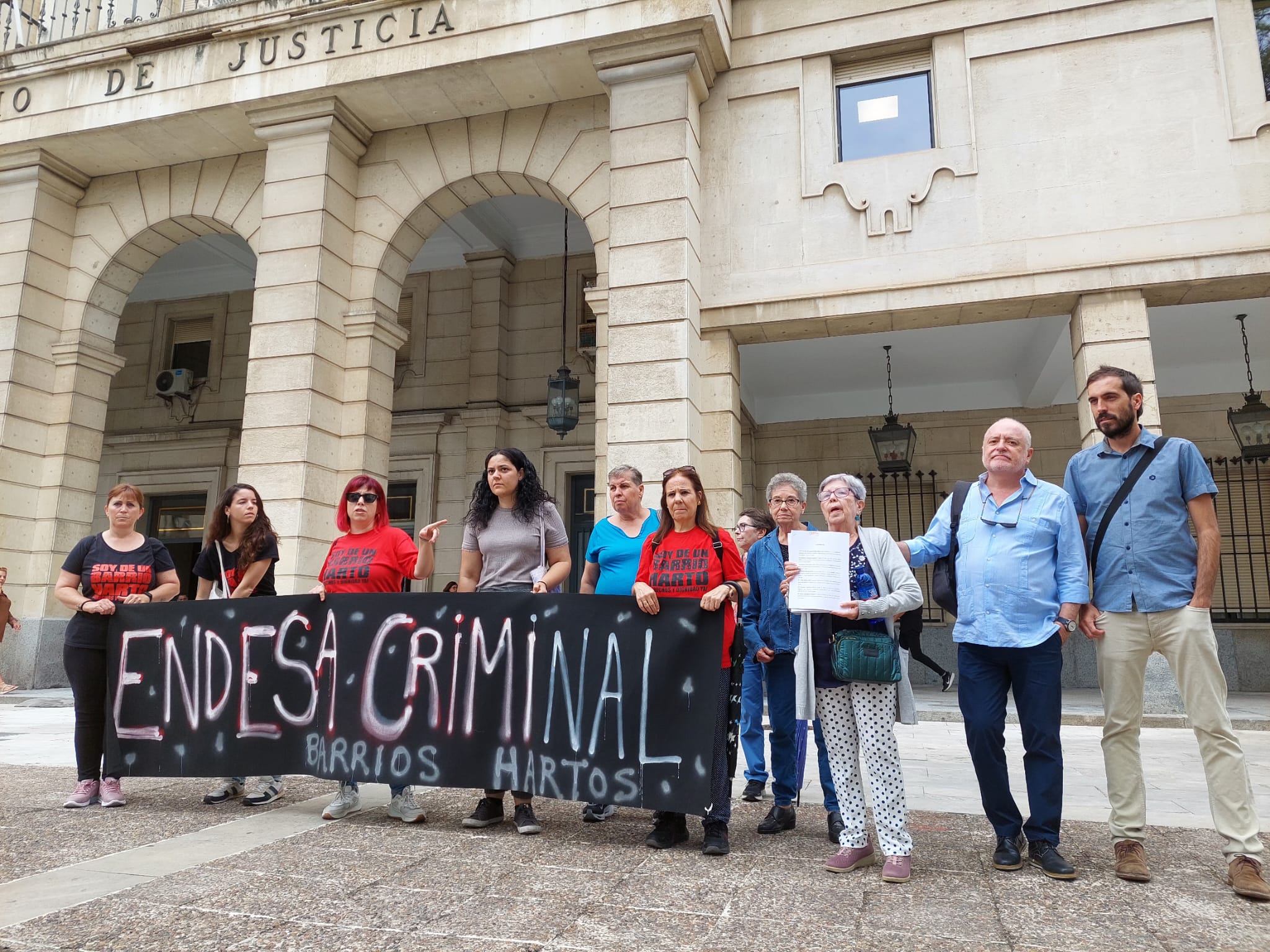 Protesta de vecinos del Polígono Sur por los cortes de luz