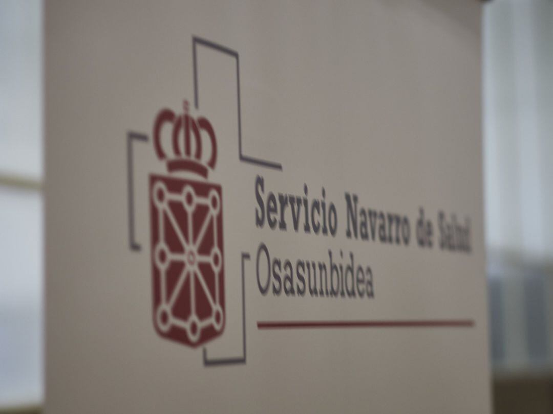 Cartel anunciador del servicio navarro de salud en el Antiguo colegio de Maristas.
