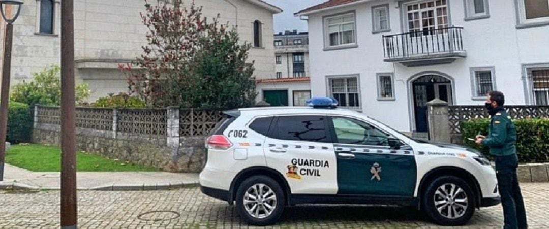 La Guardia Civil frente a la Iglesia de Carral