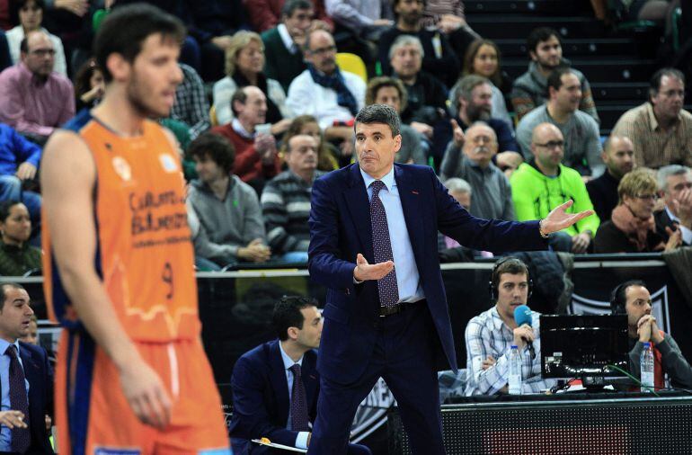 GRA063. BILBAO, 11/01/2015.- El entrenador del Valencia Velimir Perasovic (d) protesta una decisión árbitral en partido ante el Bilbao Basket, correspondiente a la jornada 16º de liga Endesa, disputado en el Bilbao Arena. EFE/Luis Tejido