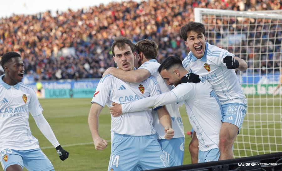 Los jugadores del Real Zaragoza celebran el primer gol