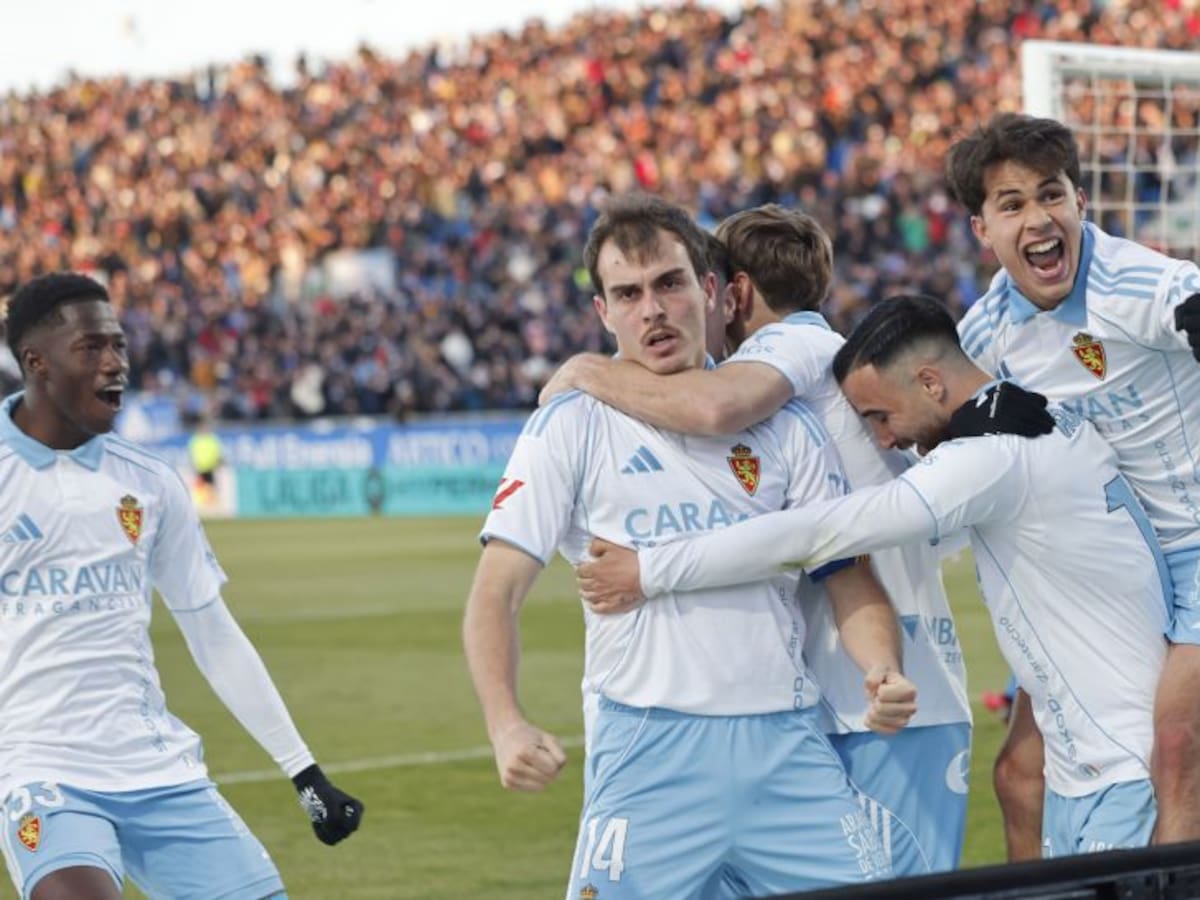 El Real Zaragoza tumba al líder (2-0) para seguir creyendo