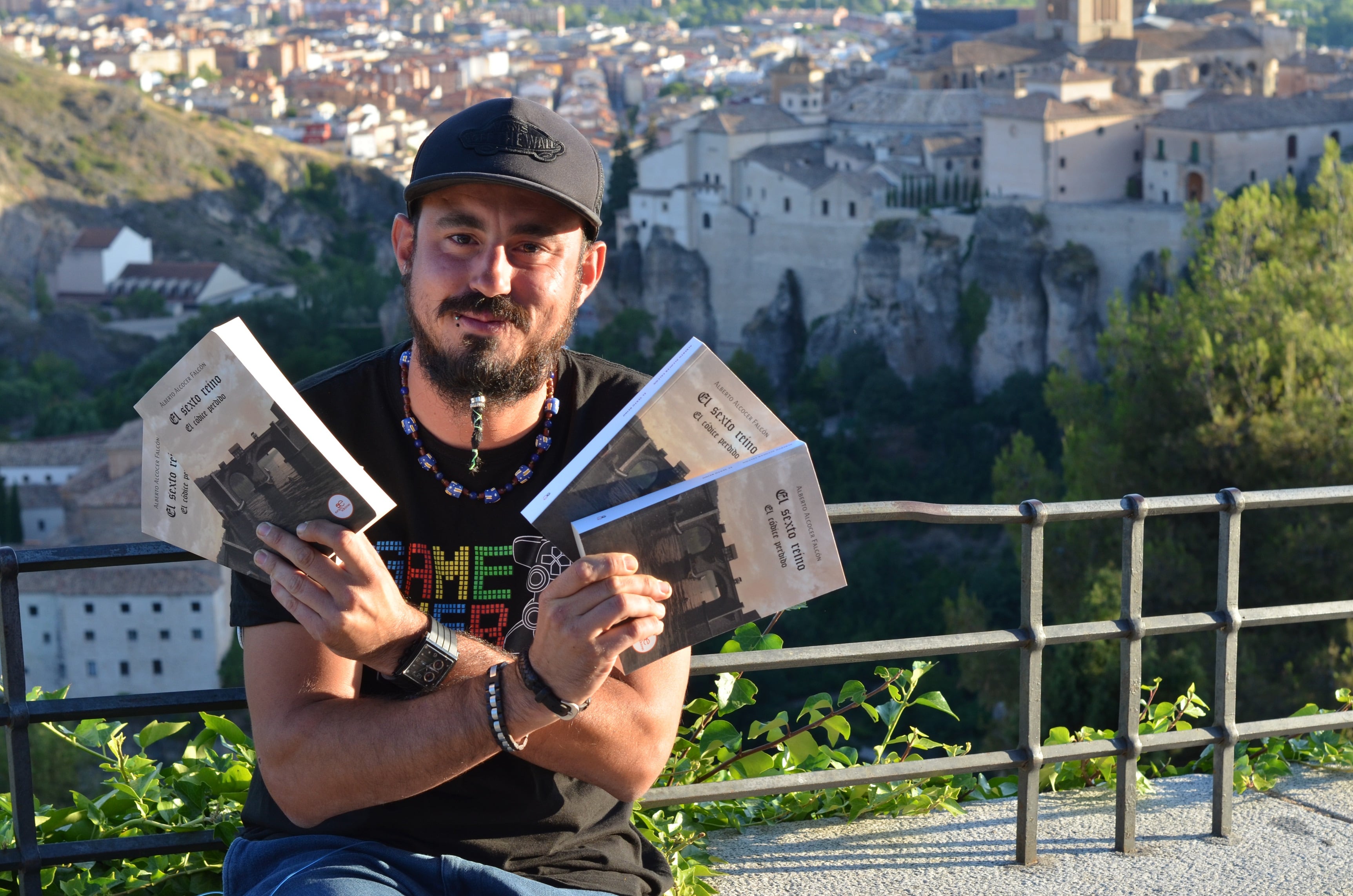 Albero Alcocer con varios ejemplares de su novela &#039;El códice perdido&#039;.