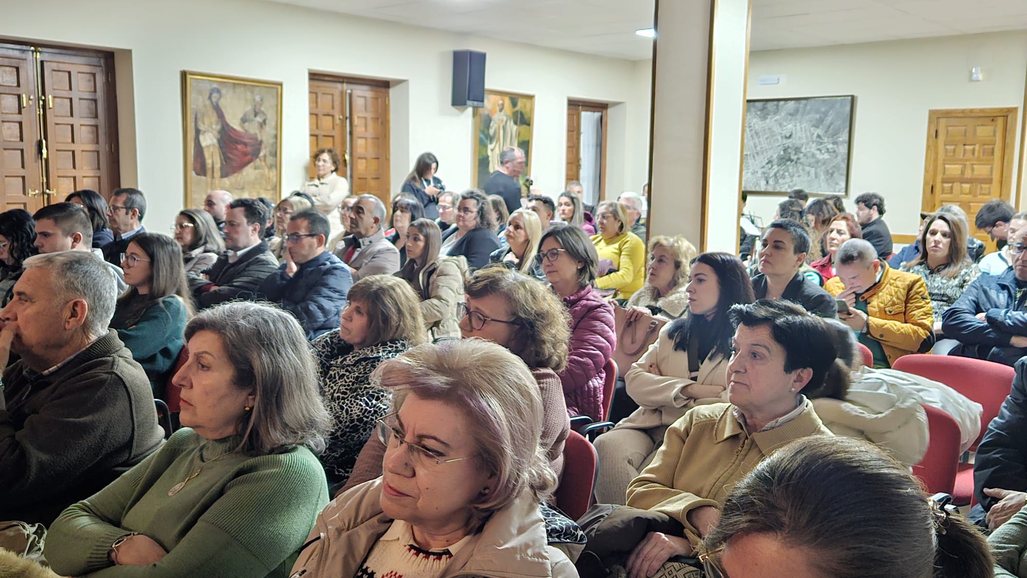 Público asistente a la presentación del Cartel Oficial de la Semana Santa de Jódar 2025